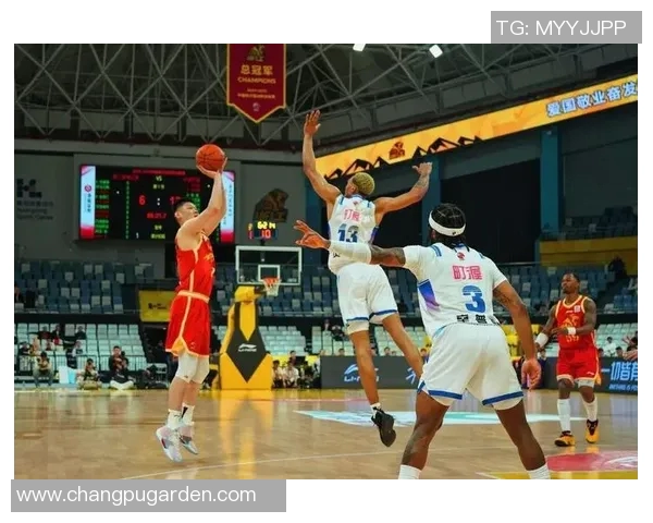 足球场偶遇CBA球员事件回顾